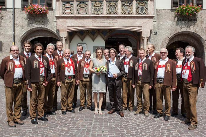 Hochzeitsüberraschung für unseren Chorleiter beim Goldenen Dachl am 15.08.2012